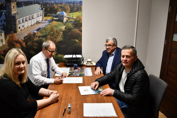 Podpisanie umowy z Firmą Usługowo-Remontowo-Budowlaną-Paweł Rafalski z Nowej Słupi.