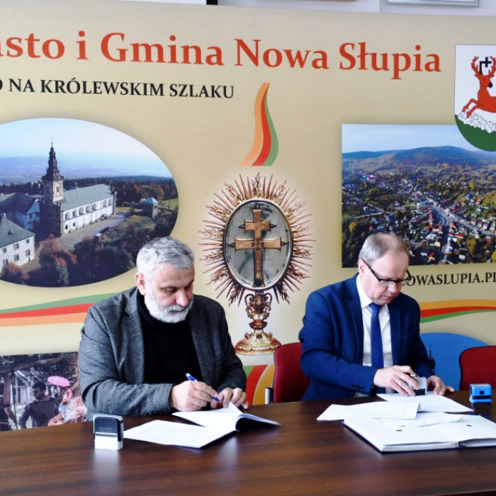 W imieniu Miasta i Gminy Nowa Słupia umowę podpisali Burmistrz Andrzej Gąsior oraz Skarbnik Edyta Durak, ze strony Wykonawcy Robert Krakowski – Prezes Zarządu Przedsiębiorstwa Budowlanego „Budomont” Sp. z o.o. z Rzeszowa.