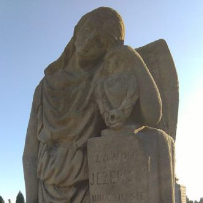 XIX-wieczna figura z piaskowca na cmentarzu w Nowej Słupi