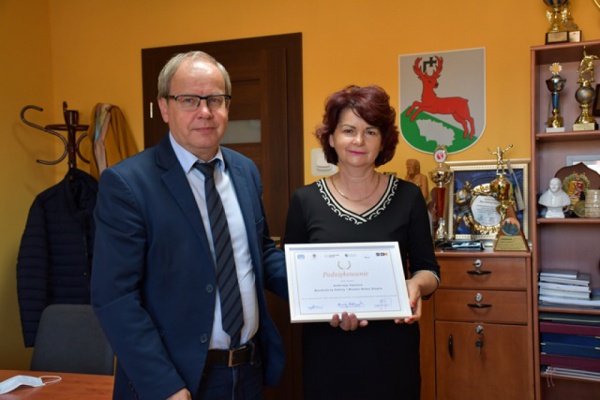 od lewej Burmistrz Miasta i Gminy Nowa Słupia Andrzej Gąsior, Dyrektor Zespołu Szkół w Rudkach Alina Cieśla