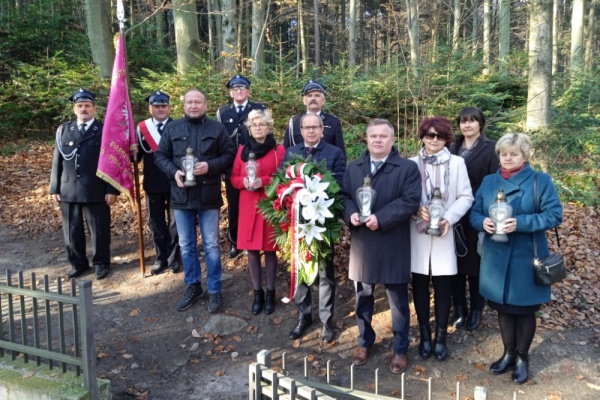 OSP Paprocice,Przew. RM – Rafał Piasecki, Burmistrz – Andrzej Gąsior, Radna Powiatowa - Danuta Żebrowska,  Towarzystwo Przyjaciół Nowej Słupi (Monika i Marek Partykowie, Halina Dwojewska) oraz Dyr. Zespołu Szkół w Rudkach – Alina Cieśla