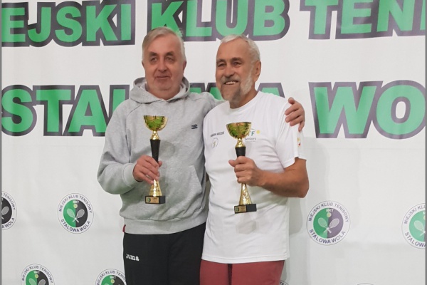 pierwszy do lewej Marian Mocoń z pucharem