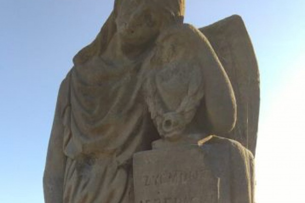 XIX-wieczna figura z piaskowca na cmentarzu w Nowej Słupi