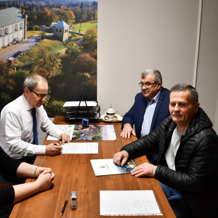 Podpisanie umowy z Firmą Usługowo-Remontowo-Budowlaną-Paweł Rafalski z Nowej Słupi.