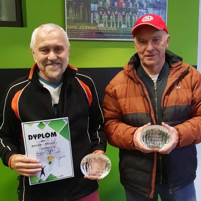 od lewej Marian Mocoń z dyplomem