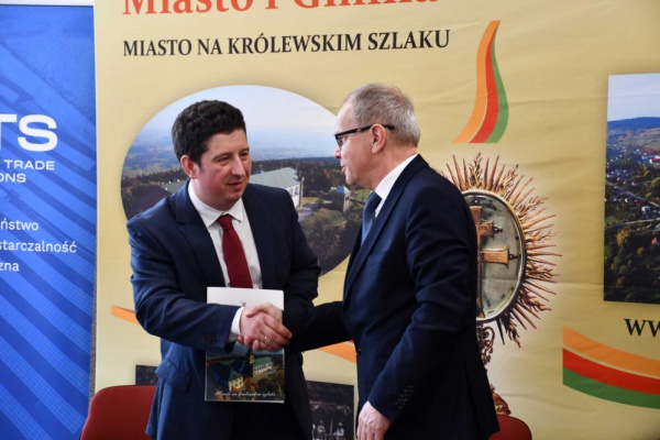 od lewej: Krzysztof Wawszczak, dyrektor handlowy spółki Energy Trade Solutions obok Andrzej Gąsior Burmistrz Gminy Nowa Słupia