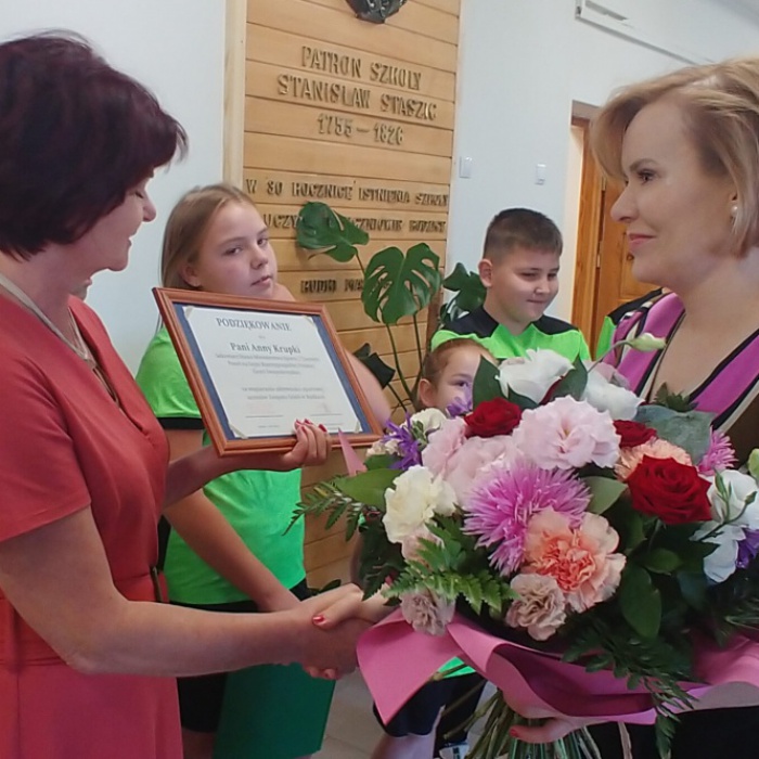 01.09.2022. Rudki w gminie Nowa Słupia. Przekazanie strojów sportowych. Na zdjęciu (od lewej): Alina Cieśla – dyrektor Zespołu Szkół w Rudkach i wiceminister Anna Krupka. / Fot. Marcin Marszałek – Radio Kielce.