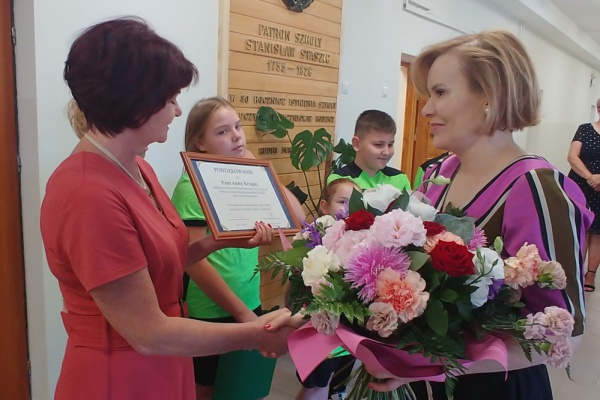 01.09.2022. Rudki w gminie Nowa Słupia. Przekazanie strojów sportowych. Na zdjęciu (od lewej): Alina Cieśla – dyrektor Zespołu Szkół w Rudkach i wiceminister Anna Krupka. / Fot. Marcin Marszałek – Radio Kielce.