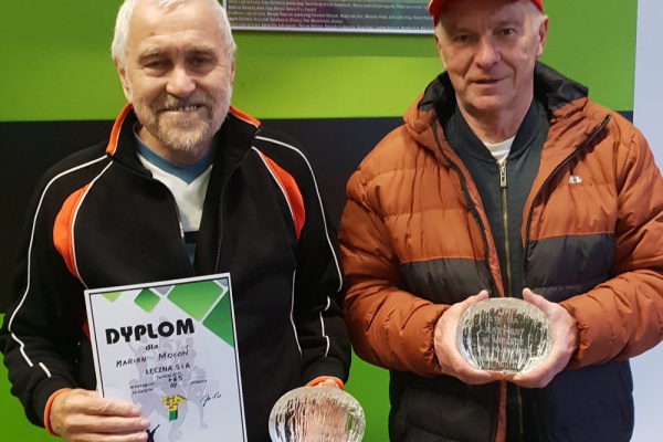 od lewej Marian Mocoń z dyplomem