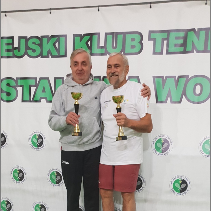 pierwszy do lewej Marian Mocoń z pucharem