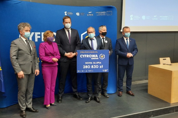 Wręczenie promesy dla Gminy Nowa Słupia na cyfryzację.